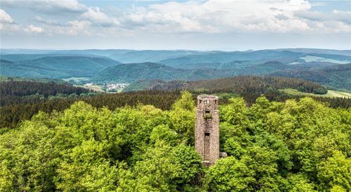 Der Kaiser-Wilhelm-Turm auf der „Hohen Acht“: Die Hohe Acht ist mit 747 Meter ü. NN der höchste Berg in der Eifel. Darauf befindet sich der denkmalgeschützte Kaiser-Wilhelm-Turm und bietet einen einzigartigen Blick über die weite Eifellandschaft. Er war ein Geschenk zur Silberhochzeit des damaligen Kaisers Wilhelm II. und Kaiserin Auguste Viktoria und diente gleichzeitig zum Gedenken an Kaiser Wilhelm I. Foto Dominik Ketz/Rheinland-Pfalz Tourismus GmbH