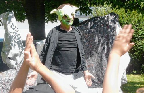 Der Kobold Goggolori bietet Kindern Theater zum Mitmachen. Foto re