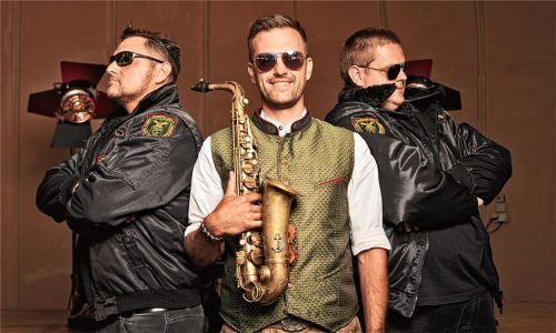 Der Mann, der hinter dem Namen „Kapitän Holz“ steckt: Johannes Montag (Mitte) hat ein Lied über das Rosenheimer Herbstfest geschrieben. Foto Pyromusic