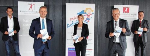 Der neue Vorstand der Sparkassenstiftungen Zukunft für Stadt und Landkreis Rosenheim: (von links) Oberbürgermeister Andreas März, Karl Göpfert, Vorstandsvorsitzender der Sparkasse Rosenheim-Bad Aibling, Geschäftsführerin Alexa Hubert von den Sparkassenstiftungen, Sparkassen-Vorstandsmitglied Harald Kraus und Landrat Otto Lederer. Foto Sparkassenstiftungen Zukunft
