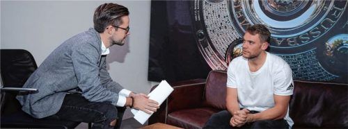 Der Ostermünchener Manuel Bonke, der für die tz und den Münchner Merkur arbeitet, bei einem Interview mit Manuel Neuer, das vor der Corona-Krise geführt wurde. Foto  sampics Photographie