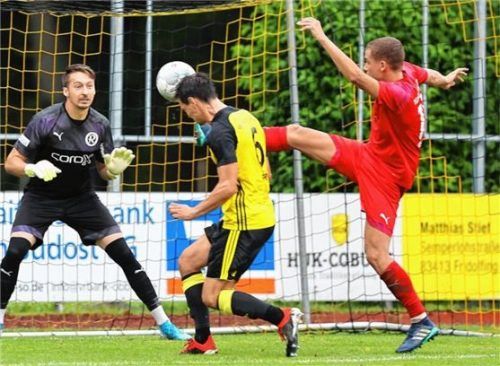 Der Siegtreffer fiel durch diesen Kopfball von Toni Peter nach einem Eckball der Kirchanschöringer.Foto Butzhammer