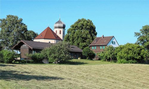 Der Standort für die neue Kindertageseinrichtung der Gemeinden von Frasdorf und Prien befindet sich auf einer grünen Wiese, fernab von Verkehr, angelehnt an das Wildenwarter Kirchenbergerl mit Christkönigskirche, Pfarrheim und Schule. Foto Rehberg