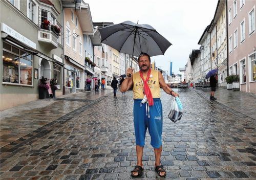 Der wohnsitzlose Helmut T., der in Bad Tölz den Spitznamen Flaschen-Helmut bekommen hat, ist jetzt wieder in Bad Tölz und hat jede Menge Pläne. Foto Steppan