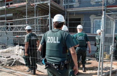 Der Zoll – hier Mitarbeiter bei einer Razzia gegen Schwarzarbeit – hatte Indizien für die Beweisführung geliefert. Foto dpa