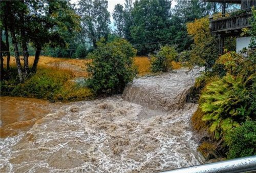 Der Zusammenfluss von Aubach und Rohrdorfer Ache in Achenmühle beim jüngsten Hochwasser. Für Rohrdorfs Bürgermeister wäre ein zusätzlicher Wasserabfluss, hervorgerufen durch die geplante Verbreiterung der A8, nicht ohne Gefahr für Achenmühle und Rohrdorf. Foto re