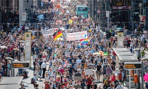 Dicht gedrängt und ohne die Abstandsregeln zu beachten, stehen Tausende bei einer Kundgebung gegen die Corona-Beschränkungen in Berlin auf der Straße des 17. Juni. Foto dpa