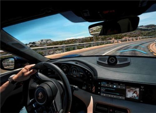 Die aktive Spurführung hält das Fahrzeug durch kontinuierliche Lenkeingriffe mittig im Fahrstreifen – auch in Stausituationen.