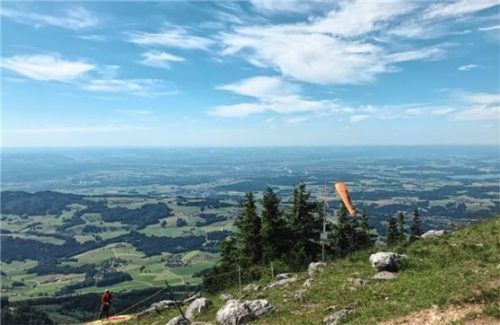 Die Aussicht von der Hochries auf 1569 Metern. Bei schönem Wetter kann man bis nach München blicken. Fotos Schöne