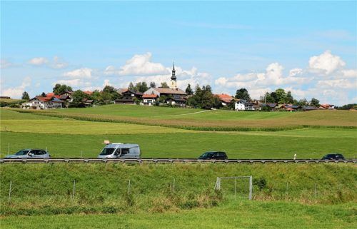 Die Autobahn A8 auf der Höhe von Umrathshausen (Gemeinde Frasdorf) mit Blick Richtung Norden. Die Entwässerung erfolgt nach Süden hin. Hier sind beim Ausbau die Rückhaltebecken vorgesehen. Foto Rehberg
