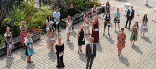 Die besten Schüler des Jahrgangs mit Landrat Otto Lederer (vorne), Schulleiter Dr. Marko Hunger (hinten rechts) und Bettina Mortensen (vorne rechts), der Vorsitzenden des Elternbeirats. Foto re
