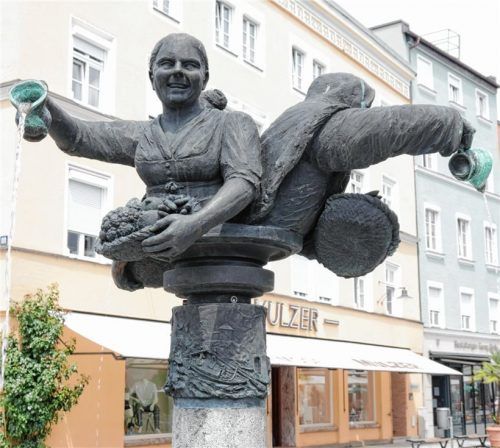 Die drei Marktfrauen auf dem Brunnen symbolisieren Jugend, Blüte und Alter. Foto Frick