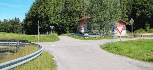 Die Einfahrt zum Sportplatz (unser Bild) wird für alle Fahrzeuge gesperrt und entsprechend beschildert; lediglich für die Land- und Forstwirtschaft bleibt die Straße frei befahrbar. Alle anderen Fahrzeuge auf dem Weg zum Sportplatz und ins Sportheim haben laut Gemeinderat künftig den Sagbergparkplatz westlich der Straße zu nutzen.Fotos rehberg