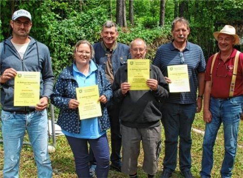Die erfolgreichen Bienenzüchter Christian Müller, Anke Spengler, Josef Forstmair und Klaus Stiritz erhalten vom Vorsitzenden des Verbandes Bayerischer Bienenzüchter, Franz Vollmair (im Hintergund), und Marktleiter Arno Holderied (rechts) eine Urkunde für ihre Verdienste um die Carnica-Königinnenzucht.Foto re