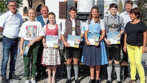 Die erfolgreichen Schulabsolventen (von links) mit Bürgermeister Georg Huber, Emilia Schulze-Strein, Zweitem Bürgermeister Christoph Heibler, Anna Stuffer, Michael Stuffer, Michaela Spöck, Thomas Schweinsteiger, Rat Christian Staber und Dritter Bürgermeisterin Christine Eckert. Foto RE