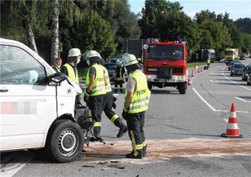 Die Feuerwehren Soyen und Wasserburg waren im Einsatz. Sie sperrten die Fahrbahn einseitig, regelten den Verkehr und räumten die Unfallstelle.Foto Barth