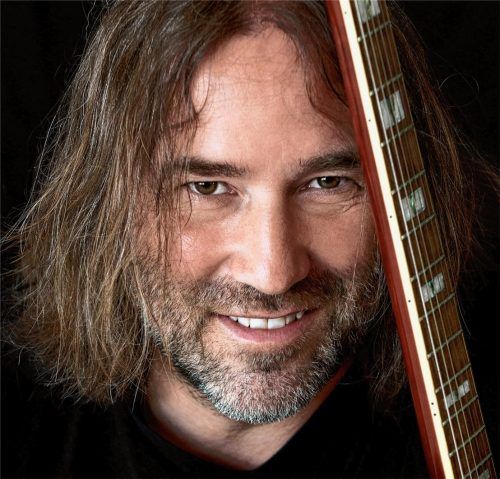 Die Gitarre mit im Gepäck: Drei Stunden lang wird Roland Hefter in Rosenheim spielen. Foto Marcella Merk