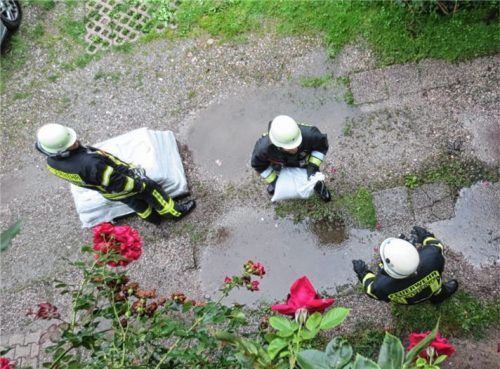 Die Männer der Feuerwehr Grainbach sorgten in Achenmühle dafür, dass Sandsäcke einen gerade leergepumpten Keller schützten.Foto Voeckler