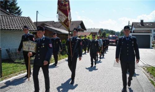 Die Nicklheimer Feuerwehrleute beim feierlichen Umzug.
