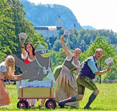 Die Schnitzeljagd-Führer durch Aschau und Sachrang sind frisch in der Tourist-Info eingetroffen.Foto re