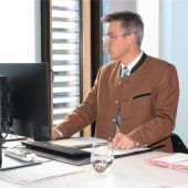 Ein Gestalter am Stehtisch