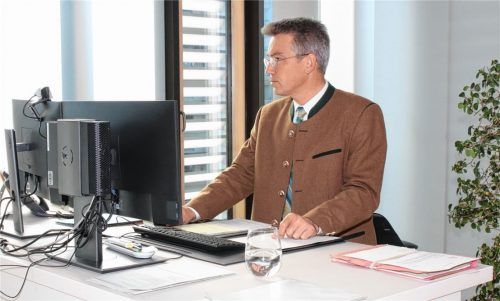 Die Schreibtischarbeit erledigt Landrat Otto Lederer ausschließlich im Stehen. Er genießt diesen Kontrast zu den vielen Besprechungen, an denen er im Sitzen teilnehmen muss.Foto LandratsAmt