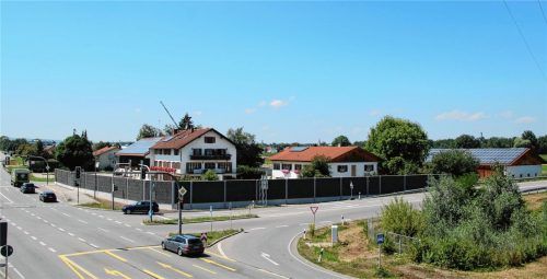 Die Sichtschutzwand an der Abfahrtsrampe der Westtangente auf der Staatsstraße 2078 steht schon. Foto Riediger