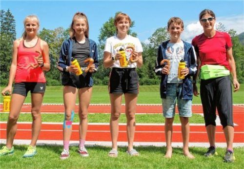 Die Sieger der S15: Paula Dreßler, die Siegerin Leni Dietersberger, Paula Maier und Buben-Sieger Korbinian Kübler mit Stützpunkttrainerin Martina Seidl (von links).Foto kübler