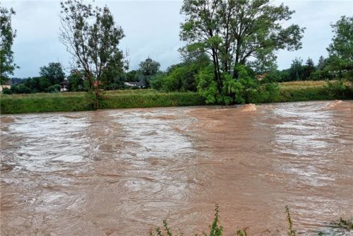 Die Situation: Der Pegel der Mangfall ist in den vergangenen Tagen gestiegen. Im Hintergrund sieht man die Wiese in Oberwöhr, auf der ein Neubaugebiet geplant ist.
