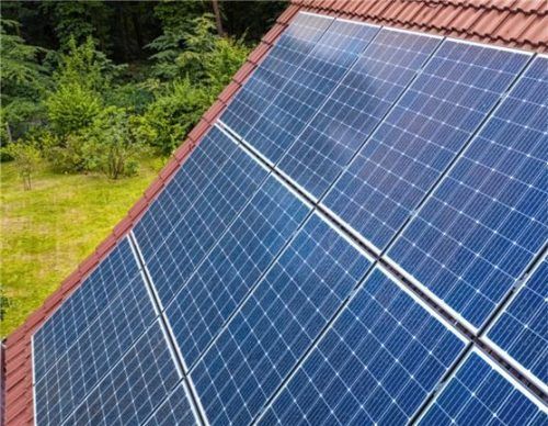 Die Sonne liefert Energie frei Haus. Je mehr davon direkt im eigenen Haushalt genutzt wird, umso lohnenswerter ist Solarenergie. Foto djd/E.ON