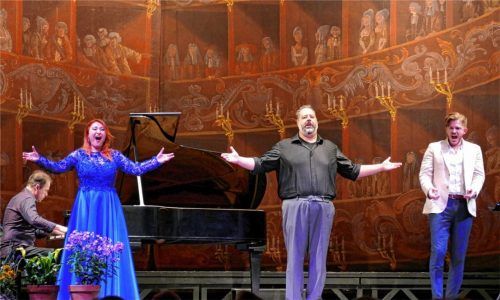 Die Zugaben vereinten alle auf der Bühne: Bartholomew Berzonsky am Klavier, (von links) Maryna Zubko (im zweiten Teil in blauer Robe), Stefano Meo und Santiago Sánchez in legerer Alltagskleidung.Foto  Janka