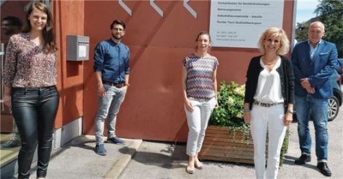 Die Zuständigen: (von links) Fachkraft Bianka Schorcht, Bereichsleiter Maximilian Jaroljmek, Geschäftsbereichsleiterin Kaie Tamm, Bundesdrogenbeauftragte Daniela Ludwig und Gesamtleiter Soziale Dienste Oberbayern, Klaus Voss.Foto re