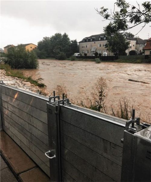 Diese Hochwasserwände haben die Bauhof-Mitarbeiter gestern am Alten Friedhof aufgestellt.
