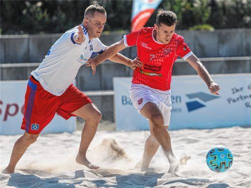 Doppeltorschütze: Manuel Kraus (rechts) trug mit seinen beiden Treffern im Spiel gegen den HSV zum Sieg bei. Foto beele