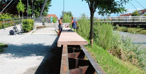 Drei Meter sind die rötlich gefärbten Betonabdeckungen lang, die jetzt befestigt wurden. Diese Arbeiten sind fast fertig. Foto Riediger