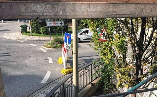 Durchfahrt gesperrt: Am Kreisverkehr an der Brückenstraße geht‘s für Autofahrer nicht Richtung Osten. Foto Weinzierl