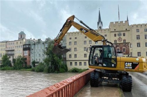 Ein Bagger verhinderte auf der gesperrten Innbrücke in Wasserburg die Ansammlung von Treibholz.