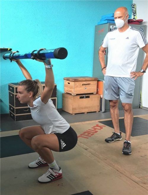 Ein eingespieltes Duo: Nico Reichenberger beim individuellen Skisprung-Training mit Svenja Würth.Foto re