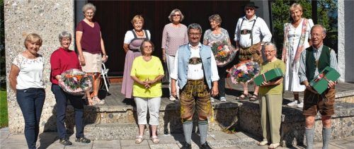 Ein enormer Umschwung geht durch den Seniorenhelferkreis. Viele langjährige Ehrenamtliche werden verabschiedet und es kommen neue Gesichter dazu (jeweils von links): In der vorderen Reihe sind Elisabeth Weiß, Monika Jacobi, Lore Furtner, Bürgermeister Stefan Lederwascher, Hanni Karrer und Korbinian Hintermayr zu sehen. In der hinteren Reihe stehen Sophie Huber, Sabine Resch, Inge Muntzinger, Inge und Bernie Birkinger und Käthe Mayrhofer.Foto  weiß