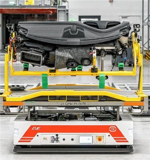 Ein fahrerloses Transportsystem von Serva in der Porsche-Produktion. Foto Auto-Medienportal.Net/Porsche