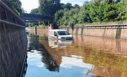 Ein Firmenauto des Rosenheimer Bürobedarfshändlers Bensegger versank am Dienstag beinahe komplett in einer überfluteten Unterführung bei Schechen. Foto Barth
