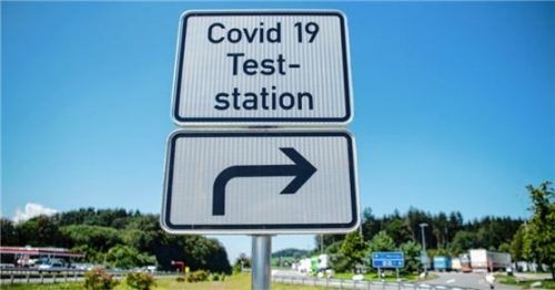 Ein Hinweisschild an der Rastanlage Hochfelln Nord leitet Autofahrer zur Teststation. Foto dpa