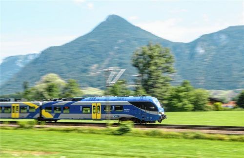 Ein Meridian-Zug auf seinem Weg durch das Inntal auf der Höhe von Flintsbach. Foto dpa