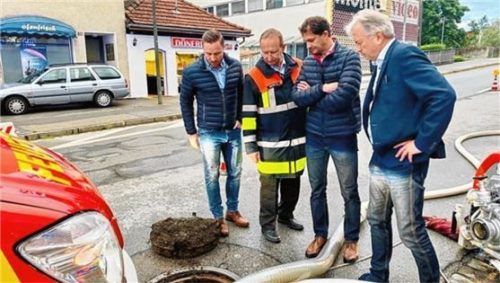 Ein Ortsbesuch in der Kufsteiner Straße: (von links) Zweiter Bürgermeister Daniel Artmann, Stadtbrandrat Hans Meyrl, Oberbürgermeister Andreas März und Baudezernent Helmut Cybulska. Foto Stadt Rosenheim