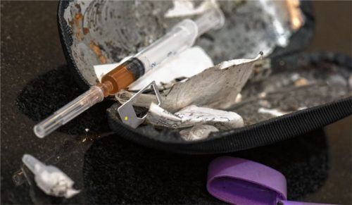 Ein Spritzbesteck mit einer aufgezogenen Heroinspritze: Aus der Substanz, die der 33-jährige Iraner bei Oberaudorf über die Grenze bringen wollte, hätte ein Kilogramm reines Heroin im Wert von über einer Million Euro hergestellt werden können. Foto dpa