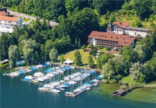 Eine 83-jährige Schwimmerin war in der Nähe des Yachthotels Chiemsee in Prien unterwegs. Ein Gast sah die Frau im Wasser treiben und alarmierte die Rettungskräfte. Foto Berger