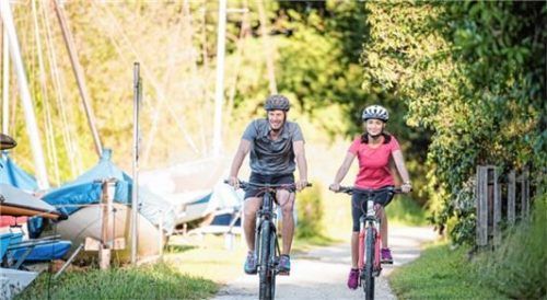 Eine Runde um den Chiemsee auf dem Rad kann Spaß machen - wenn nicht zu viel los ist auf dem engen Uferweg. Foto © Prien Marketing GmbH/ Ghiradini