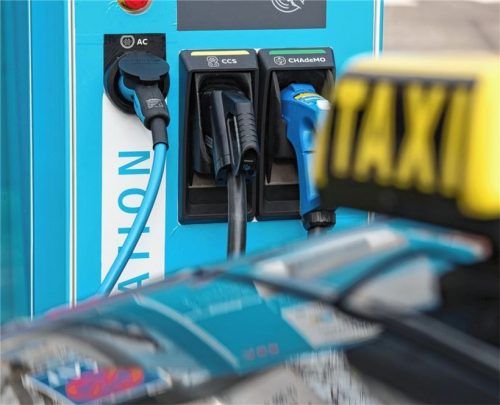Eine solche Schnellladestation für E-Autos soll in Waldkraiburg installiert werden. Die Kosten von 520000 Euro sorgen für Diskussionen. Foto dpa