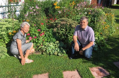 Eine wahre Pracht – nicht nur für Insekten: Heidi Hell und Kurt Möser in dem grünen Paradies der Familie Möser. Foto weinzierl