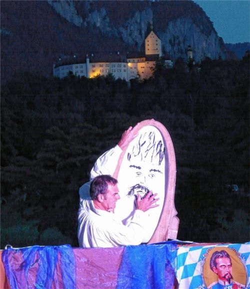 Einmann-Show um Ludwig Zwo – und das vor Schlosskulisse. Das begeistert Theatermacher Jörg Herwegh wie Touristik-Chef Herbert Reiter. Und hoffentlich auch das Publikum. Foto re